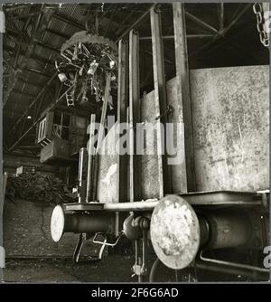 Entladung von Eisenschrott bei der Eisenverarbeitung ab. Stockfoto