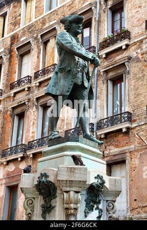 Statue des italienischen Dramatikers und Librettisten Carlo Goldoni in Campo San Bartolomeo Venedig Italien Stockfoto