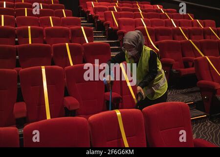 Pekanbaru, Riau, Indonesien. März 2021, 31st. Reinigungseinrichtungen für Mitarbeiter im Cinepolis-Kino Pekanbaru, Provinz Riau, Indonesien. Pekanbaru Kino wiedereröffnet, nachdem sie für ein Jahr geschlossen. Quelle: Afrianto Silalahi/ZUMA Wire/Alamy Live News Stockfoto