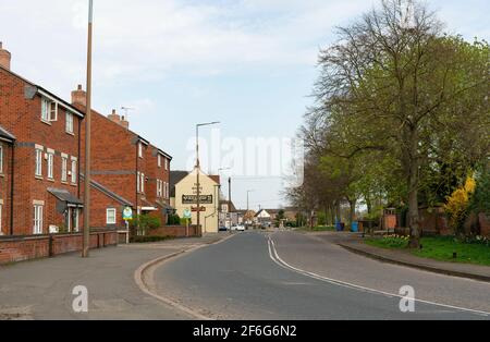 Pub und Häuser neben einer Dorfstraße Stockfoto