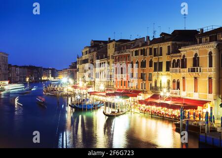 Italien. Venedig bei Nacht. Blick von der Rialtobrücke auf den Canale Grande Stockfoto