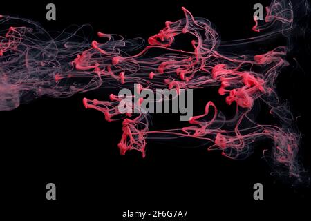 Rote Farbtinte malen abstraktes Muster in Wasserflüssigkeit Stockfoto