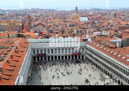 Blick auf die Westseite des Markusplatzes, mit Blick auf Ala Napoleonica vom Markusturm, Venedig, Italien Stockfoto