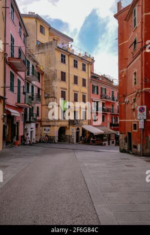 Klassische und Postkarte perfekte Aussicht - Bunte traditionelle Häuser - Riomaggiore, Cinque Terre, Italien
