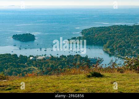 Blick auf Camden, Maine und Curtis Island von der Spitze des Mt. Battie im Camden Hills State Park. USA. Stockfoto