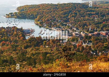 Blick auf Camden, Maine von der Spitze des Mt. Battie im Camden Hills State Park. USA. Stockfoto