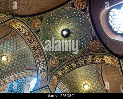 Kuppeln Bögen und Deckendekoration in der Spanischen Synagoge in Prag: Die Decke der Spanischen Synagoge ist ein Kaleidoskop von Farben und Mustern im maurischen Stil. Stockfoto