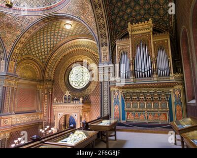 Die Orgelpfeifen und Südfenster der Spanischen Synagoge in Prag: Eine große Orgel besetzt den Ostbalkon. Unter einem großen Buntglasfenster an der Südwand der Spanischen Synagoge in Prag befindet sich die unbefesterte Tora Arche der Synagoge. Stockfoto