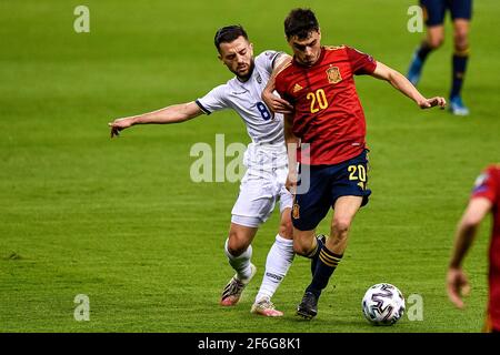 SEVILLA, SPANIEN - 31. MÄRZ: Besar Halimi aus dem Kosovo und Pedri aus Spanien während der FIFA Fußball-Weltmeisterschaft Katar 2022 Qualifikation zwischen Spanien und Kosovo in Estadi Stockfoto