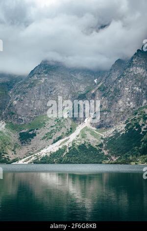 Sturm bewölkt über Morskie Oko See im Wasser reflektiert. Tatra, Polen Stockfoto