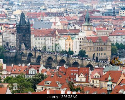 Karlsbrücke wimmelte von Touristen: Ein Blick auf die berühmte Prager Brücke und die Stadt, die sie umgibt, von oben in der Burg aufgenommen. Stockfoto
