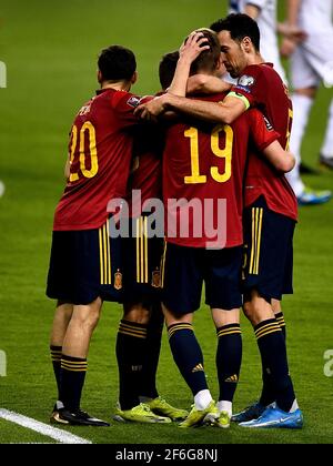 SEVILLA, SPANIEN - 31. MÄRZ: Dani Olmo aus Spanien feiert mit seinen Teamkollegen das erste Tor seiner Mannschaft während der FIFA Fußball-Weltmeisterschaft Katar 2022 Q Stockfoto