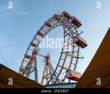 Der Prater Riesenrad: Riesenrad Wurstelprater: Wiens berühmteste Attraktion im Vergnügungspark ein riesiges antikes Riesenrad bei Sonnenuntergang an einem wolkenlosen Tag. Stockfoto