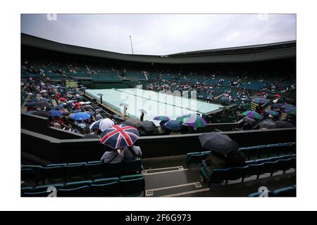 Wimbledon 2008... 2/7/2008 früher Regen stoppt playphotograph von David Sandison The Independent Stockfoto