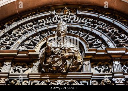 Statue eines Priesters in der Kathedrale von Neapel oder der Kathedrale der Himmelfahrt Mariens (Cattedrale di Santa Maria Assunta oder Cattedrale di San Gennaro) Stockfoto