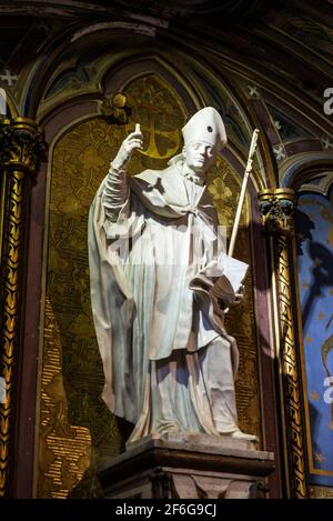 Statue eines Priesters in der Kathedrale von Neapel oder der Kathedrale der Himmelfahrt Mariens (Cattedrale di Santa Maria Assunta oder Cattedrale di San Gennaro) Stockfoto