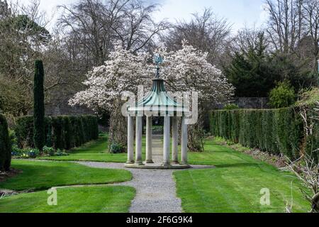 Farmleigh, Dublin, Irland. Der Steintempel in Farmleigh wurde von Benjamin und Miranda Guinness installiert. Es hat Säulen von Portland mit einem Kupferdach. Stockfoto