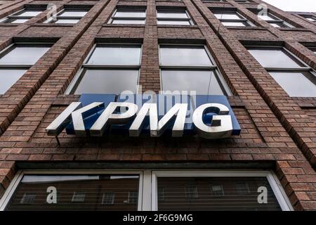 KPMG Dublin. Ein Zeichen für das Büro von KPMG in Dublin, dem multinationalen Netzwerk für professionelle Dienstleistungen, in der Harcourt Street Ireland. Stockfoto