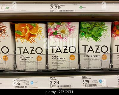 Tazo-Tee im Regal Stockfoto