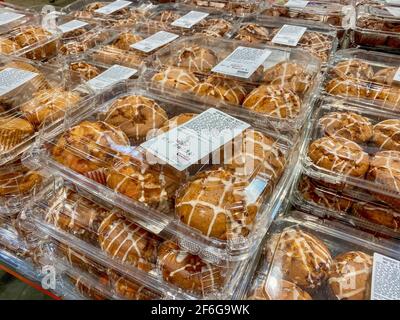 Himbeer-Zitronen-Muffins im Costco Großhandel Stockfoto