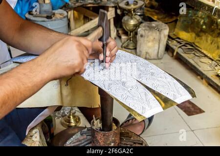 Metallarbeiten Handwerker machen Lampe in der Werkstatt in Marokko Stockfoto