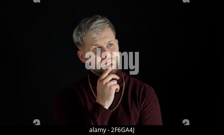 Mann, der sich am Kinn reibt, über die Idee nachdenkt, sich einen Plan im Kopf vorstellt, Zweifel an der Antwort hat, wählt euch aus Stockfoto