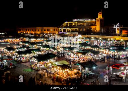 Nachtansicht des belebten Platzes Jemaa El Fna in Marrakesch Stockfoto