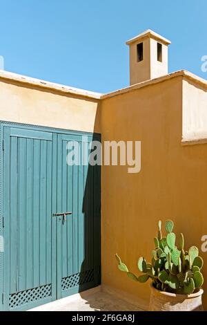 Dachterrasse des traditionellen marokkanischen Riad Gebäudes Stockfoto