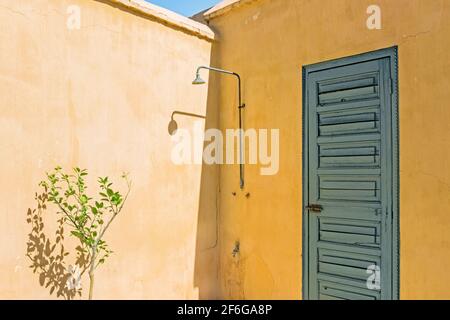 Dachterrasse des traditionellen marokkanischen Riad Gebäudes Stockfoto