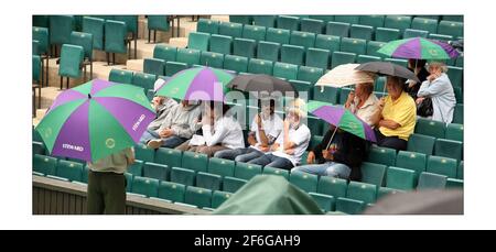 Wimbledon 2008... 2/7/2008 früher Regen stoppt playphotograph von David Sandison The Independent Stockfoto