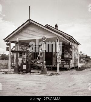 Land Tankstelle im Besitz und betrieben von Tabakbauern. Solche kleinen unabhängigen Stationen sind zu Treffpunkten und Loafing-Spots für die Bauern in der Nachbarschaft in ihrer Off-Times geworden. Granville County, North Carolina. 1939. Foto von Dorothea lange. Stockfoto