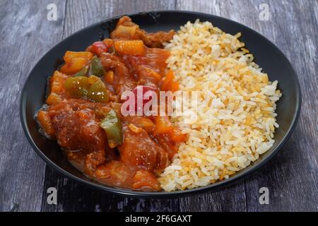 General Tso's süßes Chili-Huhn mit Reis Stockfoto