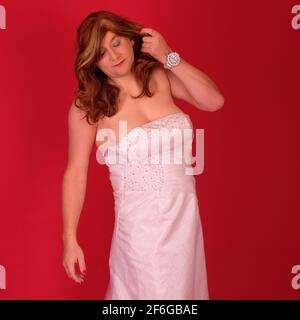 Oktober 2020: Transvestite-Model im Studio mit Hochzeitskleid Stockfoto