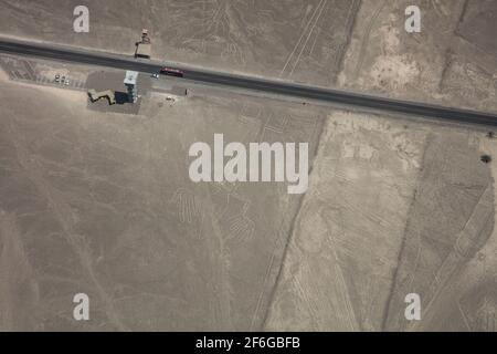 Busse und Autos auf dem Interamerikanischen oder Panamerikanischen Highway, der durch die Nazca-Linien im Süden Perus führt Stockfoto