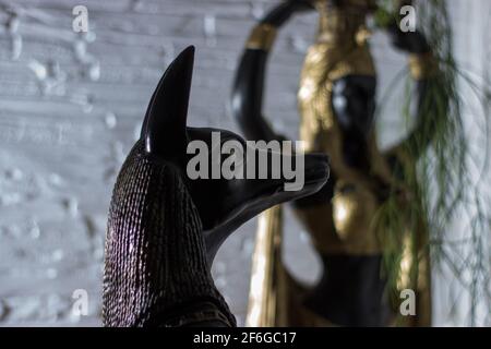 Stillleben von Statuen der Mythologie Schakal anubis inpu anup Und Kleopatras Statue eines nubischen Dieners Stockfoto