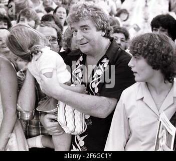 CORONATION STREET'S PETER ADAMSON BEI SEINER BUCHPRÄSENTATION. PIC MIKE WALKER, 1984 Stockfoto