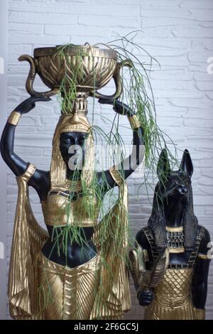 Stillleben von Statuen der Mythologie Schakal anubis inpu anup Und Kleopatras Statue eines nubischen Dieners Stockfoto