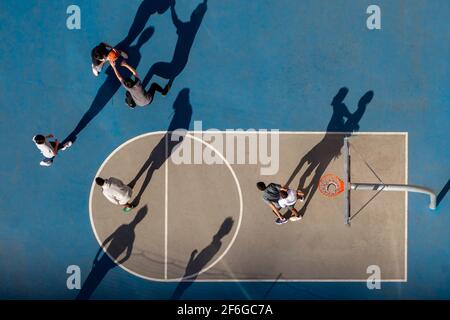 Junger Mann und Frau spielen Basketball, Luftaufnahme Stockfoto
