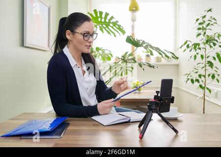 Geschäftsfrau Blick in Smartphone-Webcam, Online-Gespräche, Video-Aufnahme Stockfoto