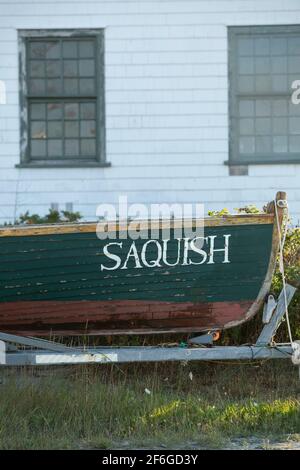 Viele Boote fahren am Hull Harbor in Massachusetts South Shore an. Hinter diesem Boot befindet sich das lebensrettende Museum. Die Boston Harbor Islands liegen hinter diesem Hafen Stockfoto