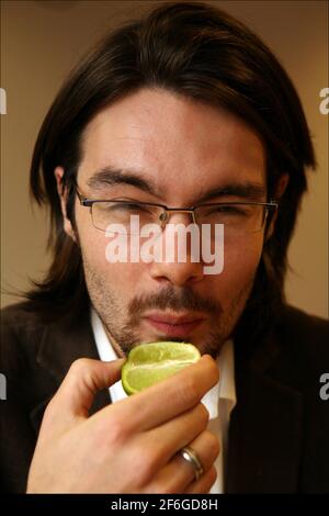 Jerome Taylor versucht WUNDER FRUCHT ( Synsepalum Dulcificum) Was saure und bittere Speisen süßer schmecken lässt.Foto von David Sandison The Independent Stockfoto