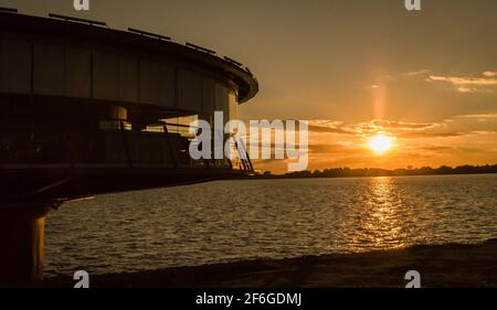 Panoramarestaurant an der Uferpromenade von Guaíba in Silhouette bei Sonnenuntergang. Stockfoto