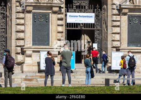 Leipzig, Sachsen, Deutschland; 03-31-2021 eine Personenlinie Corona Schnelltestzentrum im Leipziger Rathaus Stockfoto