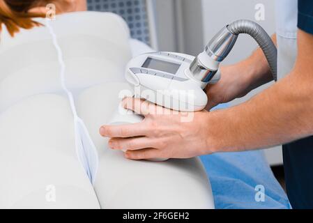 Vakuumwalze Anti-Cellulite Körpermassage aus nächster Nähe. Stockfoto