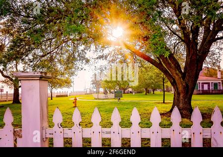 Eine historische Markierung steht außerhalb von Beauvoir, dem letzten Haus des konföderierten Präsidenten Jefferson Davis, 27. März 2021, in Biloxi, Mississippi. Stockfoto