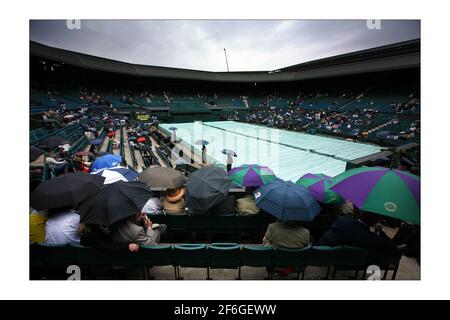 Wimbledon 2008... 2/7/2008 früher Regen stoppt playphotograph von David Sandison The Independent Stockfoto