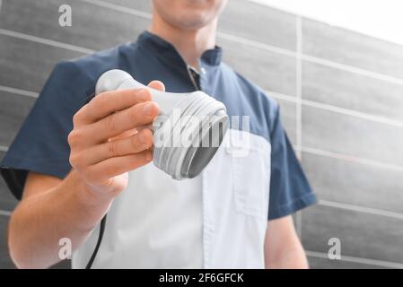 Hardware Ultraschall Kosmetologie. Nahaufnahme des Ultraschalls in der Hand des Arztes. Stockfoto