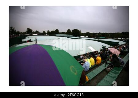 Wimbledon 2008... 2/7/2008 früher Regen stoppt playphotograph von David Sandison The Independent Stockfoto