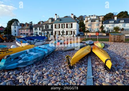 Bunte Boote am Pebble Beach, Budleigh Salterton, East Devon. England, Großbritannien Stockfoto