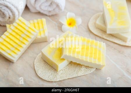 Natürliche handgemachte Seifenstücke. Duftende Seifenstücke für Spa-Behandlungen, Natur diy Kosmetik aus Olivenöl Butter. Toilettenartikel und Kosmetikprodukte von Bath Stockfoto